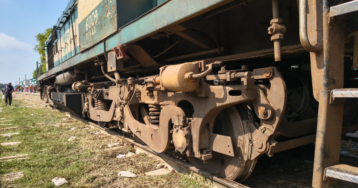 গোয়ালন্দে শাটল ট্রেনের ইঞ্জিন লাইনচ্যুত