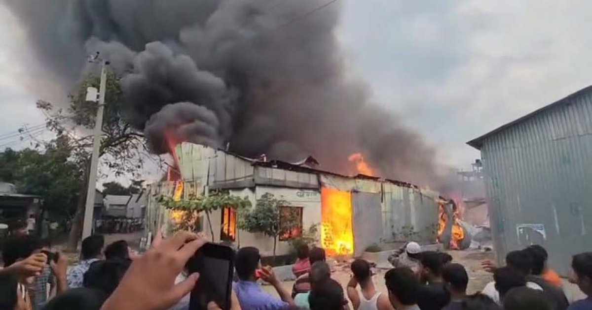 গাজীপুরে ঝুট গুদামে আগুন, নিয়ন্ত্রণে কাজ করছে ৪ ইউনিট