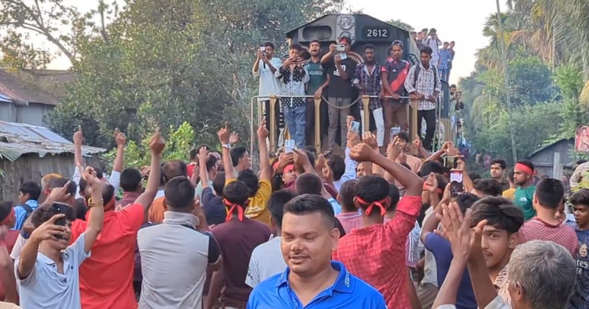 কিশোরগঞ্জ-৫ আসনে ইকবালকে প্রার্থী করার দাবিতে ট্রেন আটকে বিএনপি নেতাকর্মীর বিক্ষোভ