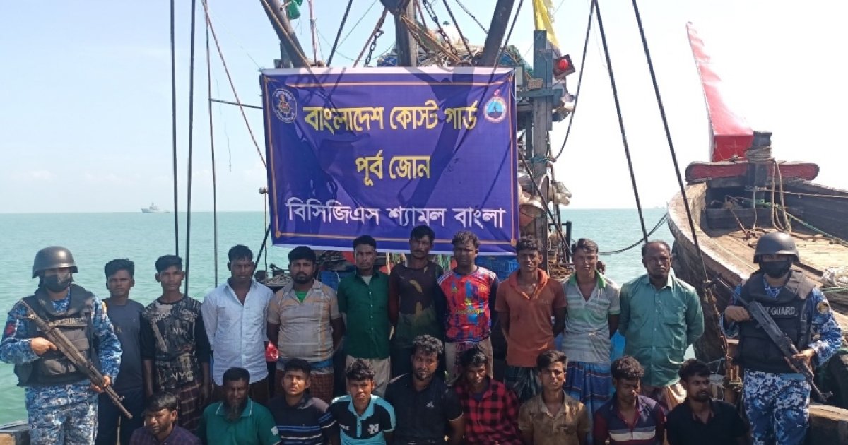 বঙ্গোপসাগরে অবৈধ ট্রলিং বোট ও থাই জালসহ ১৯ জেলে আটক