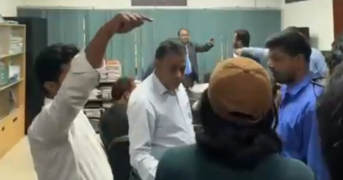 রেজিস্ট্রার বললেন ‘গেট আউট’, রাকসুর জিএসের পাল্টা জবাব ‘কেন গেট আউট’