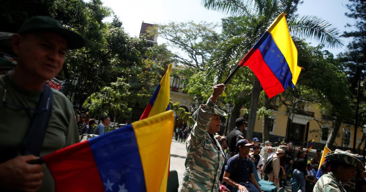 মার্কিন হামলার আশঙ্কায় গেরিলা প্রতিরোধের প্রস্তুতি নিচ্ছে ভেনেজুয়েলা