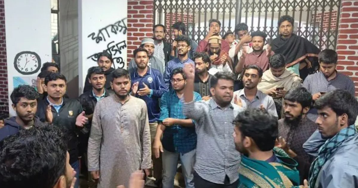 শাকসু নির্বাচনের তারিখ প্রত্যাখ্যান, উপাচার্যকে অবরুদ্ধ করে বিক্ষোভ