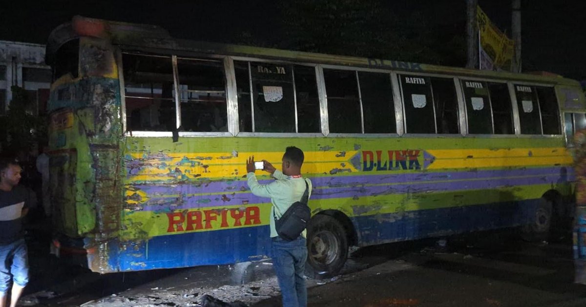 গানপাউডার ছিটিয়ে দাঁড়িয়ে থাকা বাসে আগুন