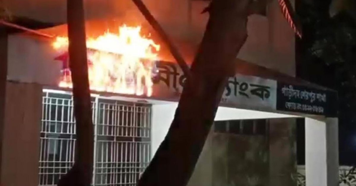 বগুড়ায় মোটরসাইকেলে এসে গ্রামীণ ব্যাংকের ফটকে আগুন দিলো দুই ব্যক্তি