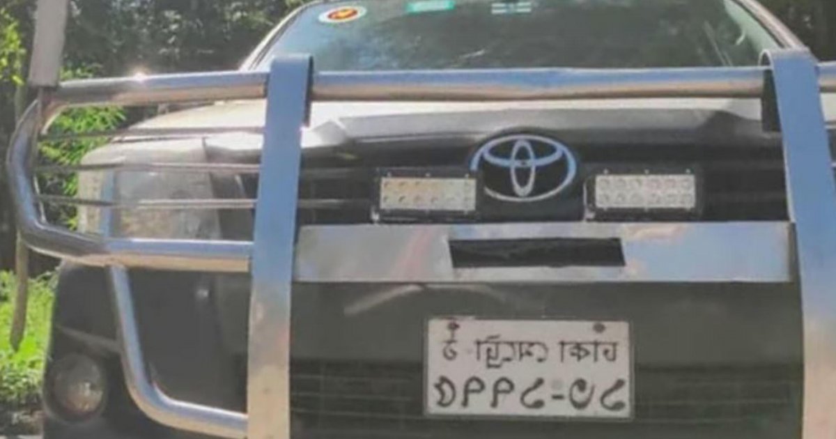 সরকারি গাড়িতে চড়ে নিয়োগ পরীক্ষা দিতে এলেন উপদেষ্টার এপিএস