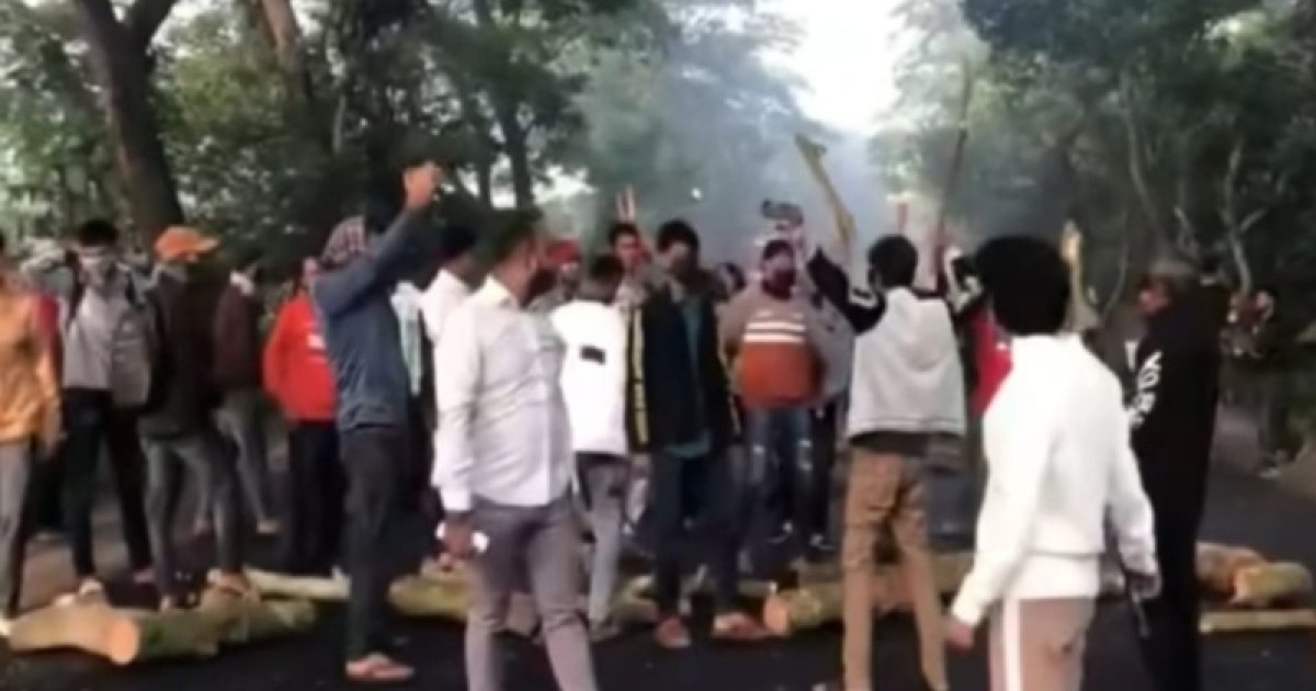 গোপালগঞ্জে মহাসড়ক অবরোধ করে ছাত্রলীগের বিক্ষোভ