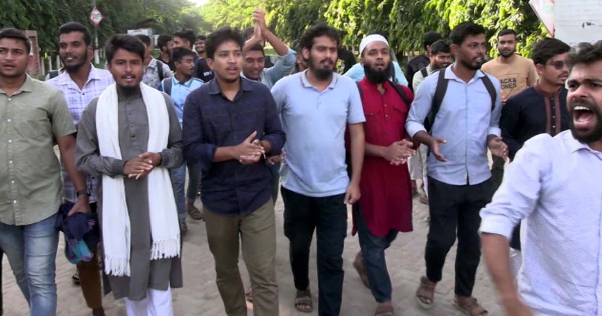 রোকেয়া বিশ্ববিদ্যালয়ের শিক্ষার্থীদের আনন্দ মিছিল, মিষ্টি বিতরণ