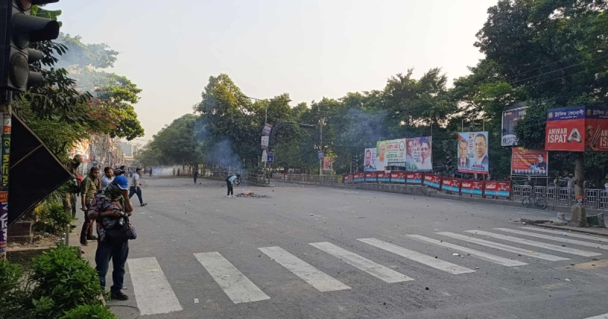 শতাধিক সাউন্ড গ্রেনেডে উত্তপ্ত ধানমন্ডি-৩২, অচল পুরো এলাকা