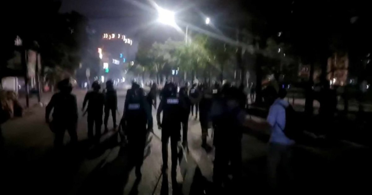 ধানমন্ডি ৩২ নম্বরে ফের বিক্ষোভকারীদের পুলিশের ধাওয়া