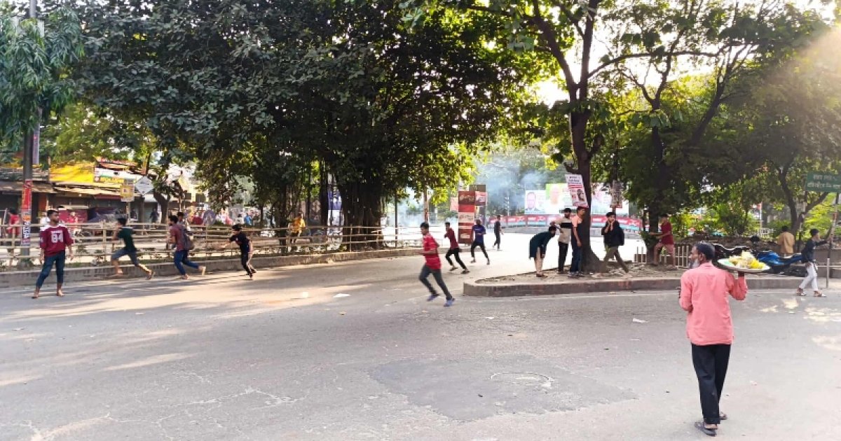 ধানমন্ডি ৩২ নম্বরে পুলিশের ৩ গাড়ি ভাঙচুর