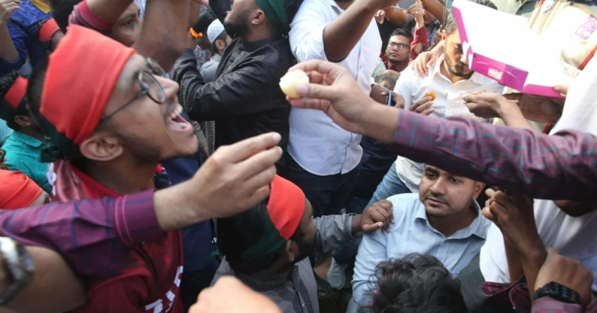 শেখ হাসিনার সাজা হওয়ায় টিএসসিতে উল্লাস, মিষ্টি বিতরণ
