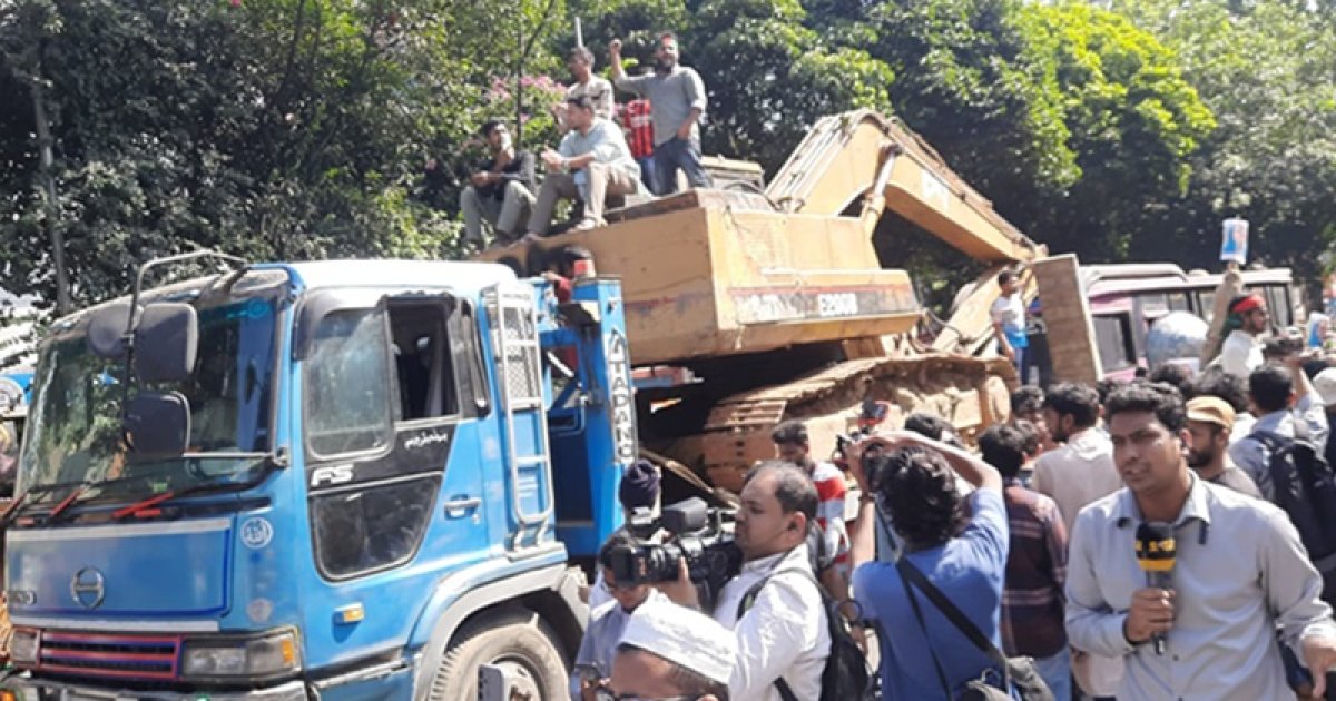 ধানমন্ডি ৩২ নম্বরে এক্সকেভেটর নিয়ে ঢোকার চেষ্টা
