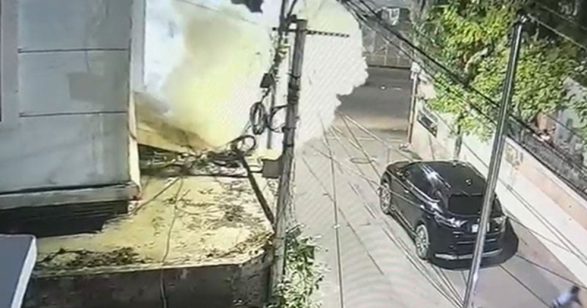 রাতভর আগুন-ককটেল বিস্ফোরণে আতঙ্ক