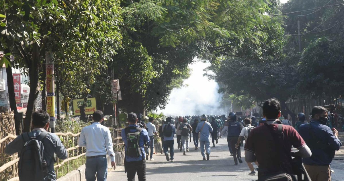 ধানমন্ডি ৩২-এ পুলিশের অ্যাকশন