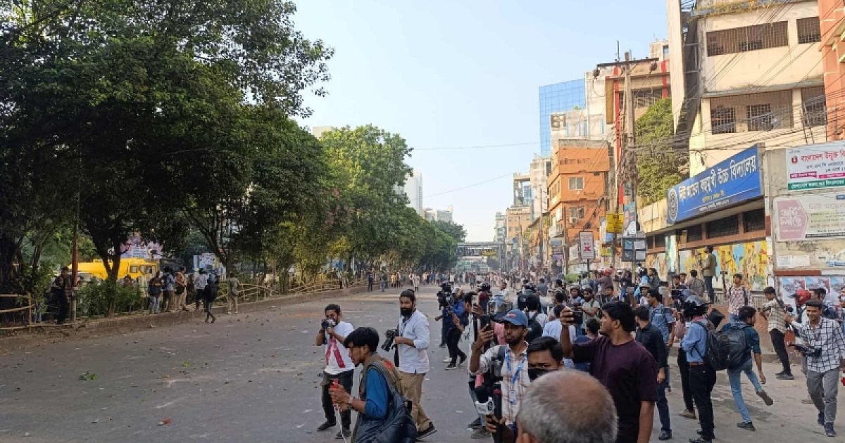 ধানমন্ডি ৩২ নম্বরে ধাওয়া পাল্টা ধাওয়া, থেমে থেমে সাউন্ড গ্রেনেড