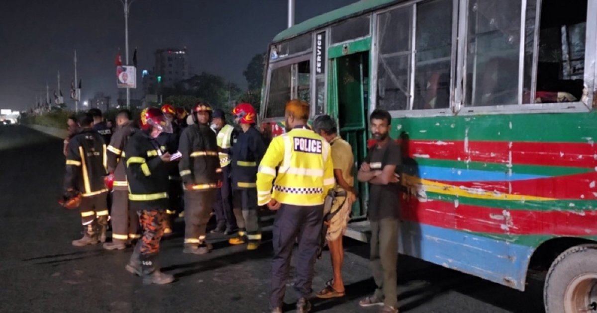 নারায়ণগঞ্জে বাসে আগুন