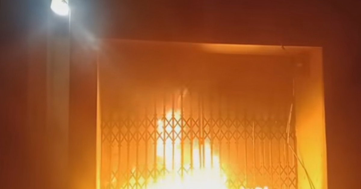 গ্রামীণ ব্যাংকের শাখায় পেট্রোল ঢেলে আগুন দেওয়ার চেষ্টা