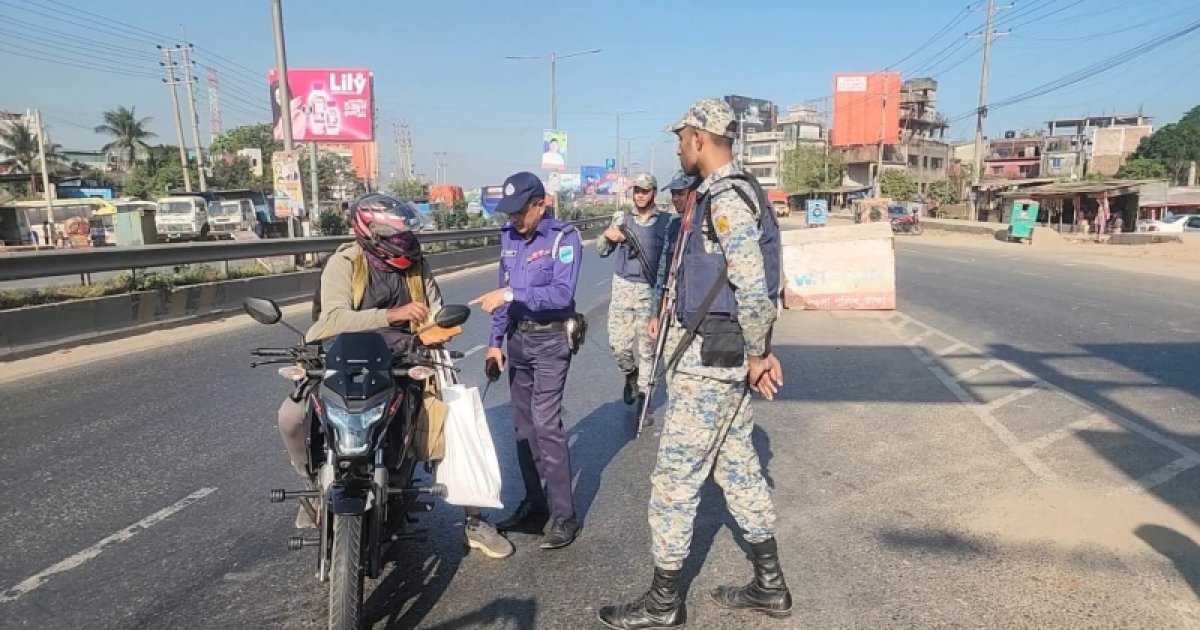 ঢাকার প্রবেশদ্বার আমিনবাজারে পুলিশের তল্লাশি
