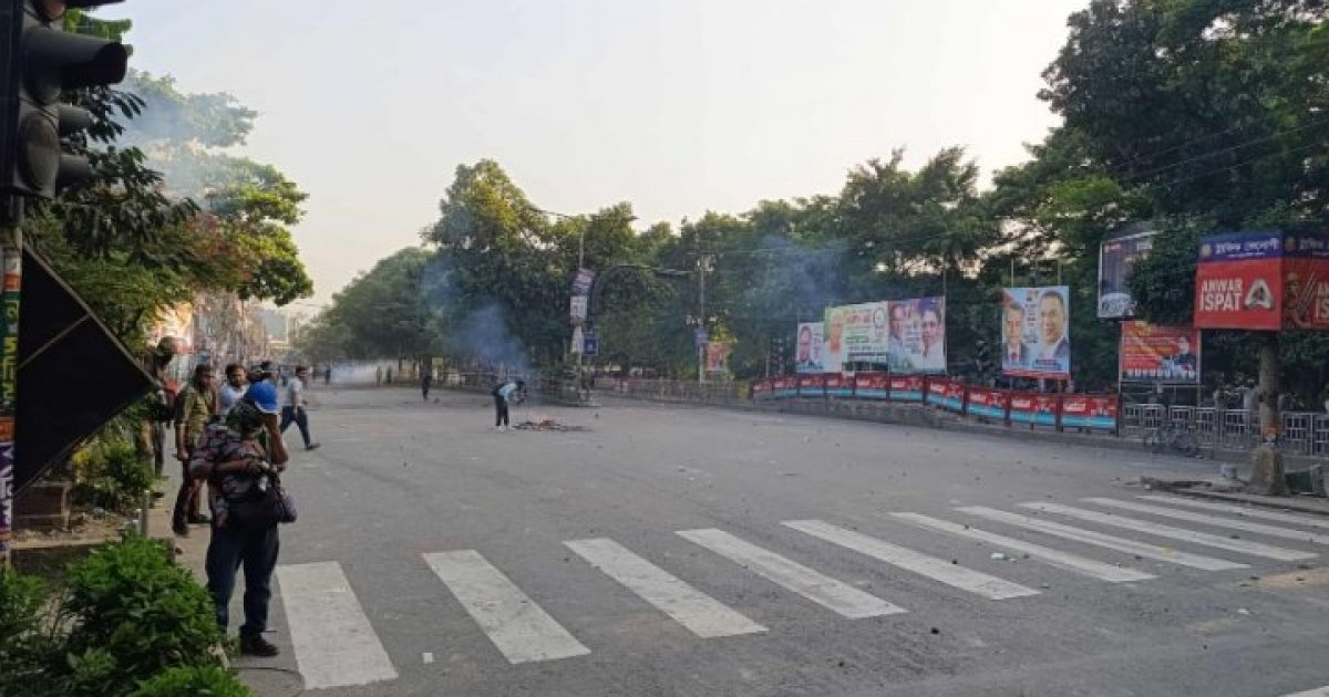 দিনশেষে রাতেও রণক্ষেত্র ধানমন্ডি, আগুন-ককটেলে পার আতঙ্কের ১৭ নভেম্বর