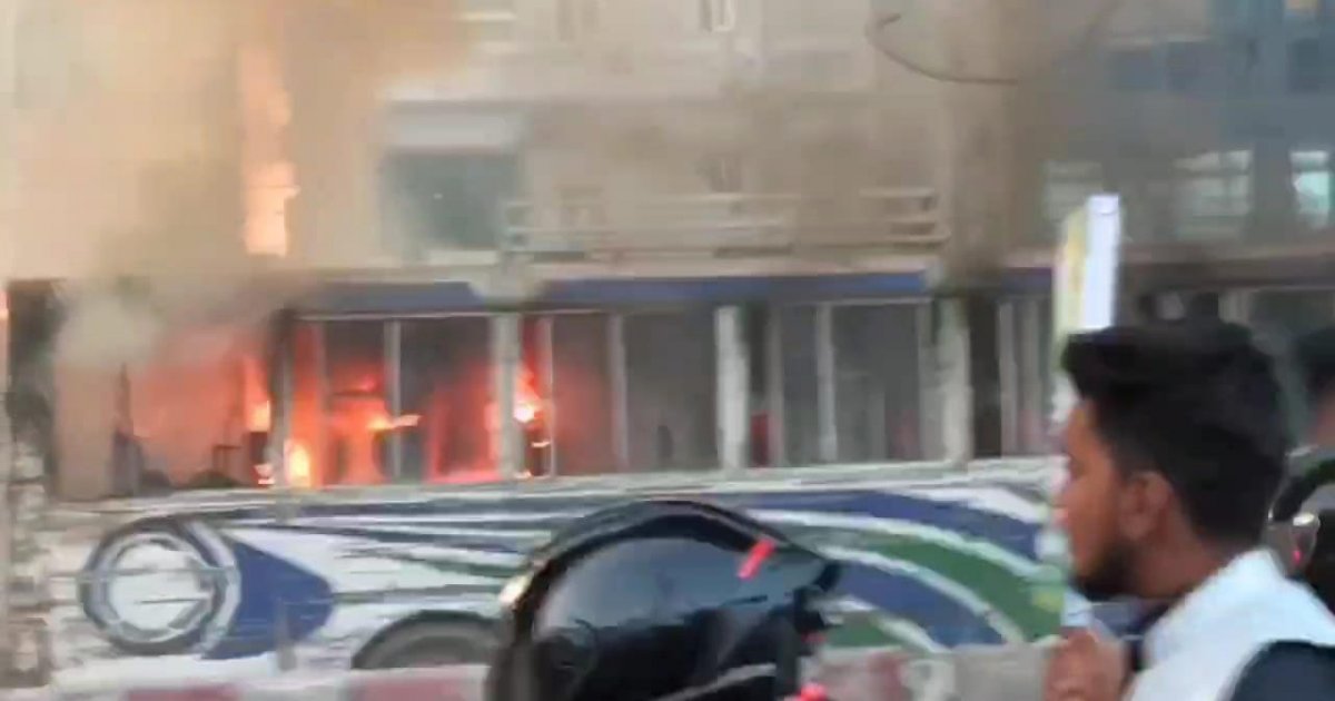 নবীনগর-চন্দ্রা সড়কে চলন্ত বাসে আগুন