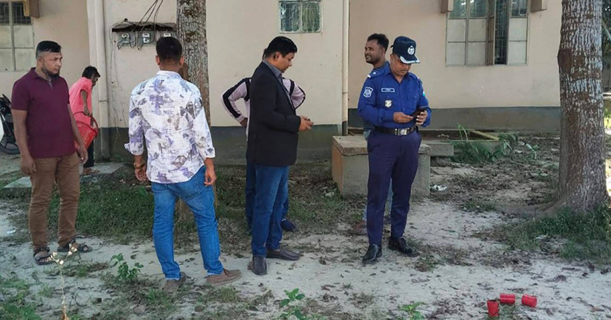 ধুনটে গ্রামীণ ব্যাংকের ফটক থেকে তিনটি ককটেল উদ্ধার