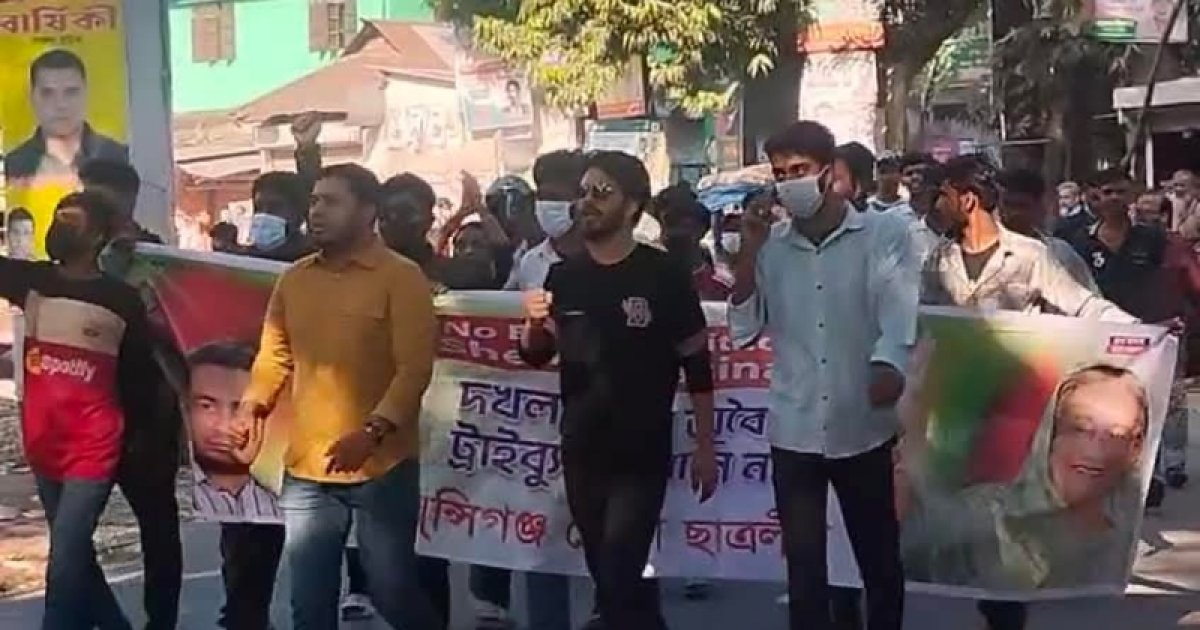 পুলিশের গাড়ির সামনে যুবলীগ-ছাত্রলীগের মিছিল