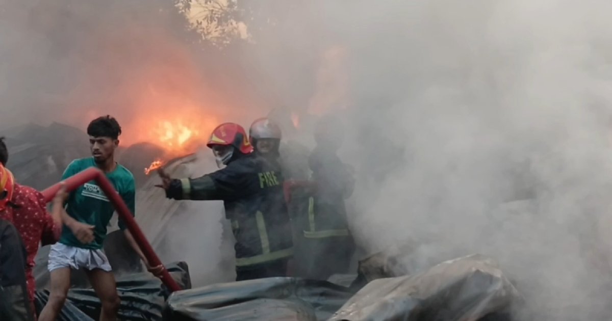 টঙ্গীতে বস্তার গুদামে আগুন