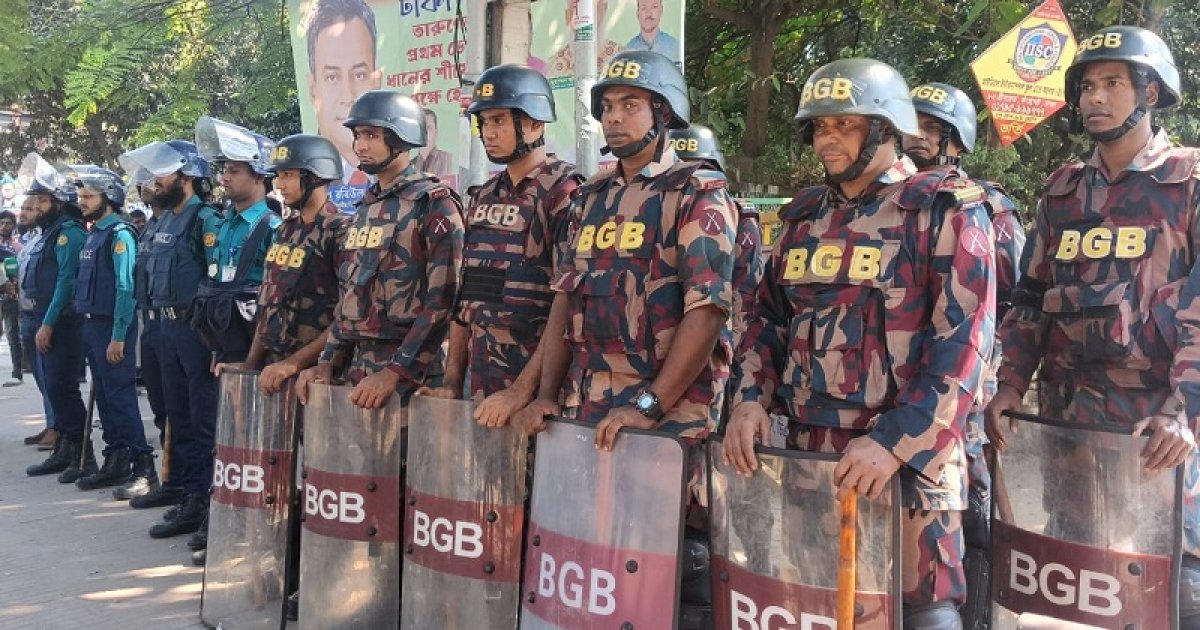 ধানমন্ডি ৩২ নম্বরে কড়া পাহারায় সেনাবাহিনী-বিজিবি ও পুলিশ