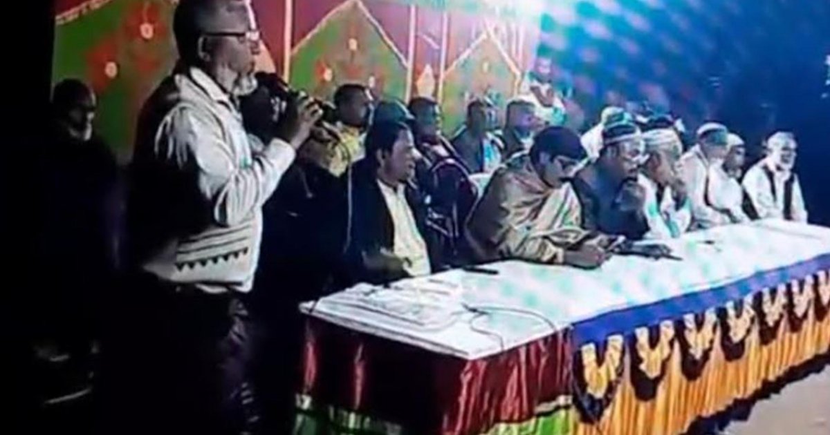 নির্বাচ‌নি সভায় ধা‌নের শী‌ষে ভোট চাই‌লেন সরকারি বিদ্যালয়ের প্রধান শিক্ষক