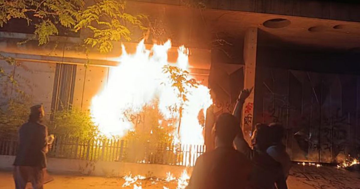 বঙ্গবন্ধু ও শেখ হাসিনার প্রতিকৃতি ভাঙচুর, নিজাম হাজারীর বাড়িতে আগুন