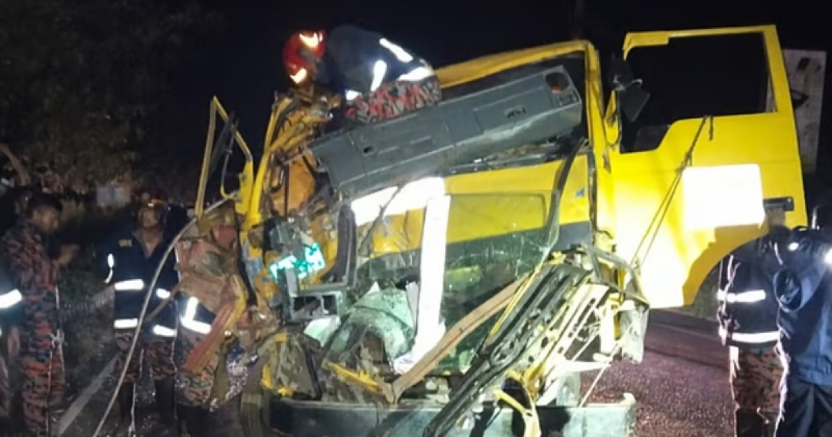 কাভার্ডভ্যানের পেছনে ধাক্কা দিয়ে নিজ ট্রাকেই আটকা পড়ে চালক নিহত