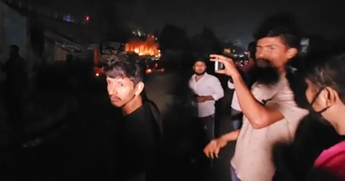 রামপুরায় বাসে আগুন