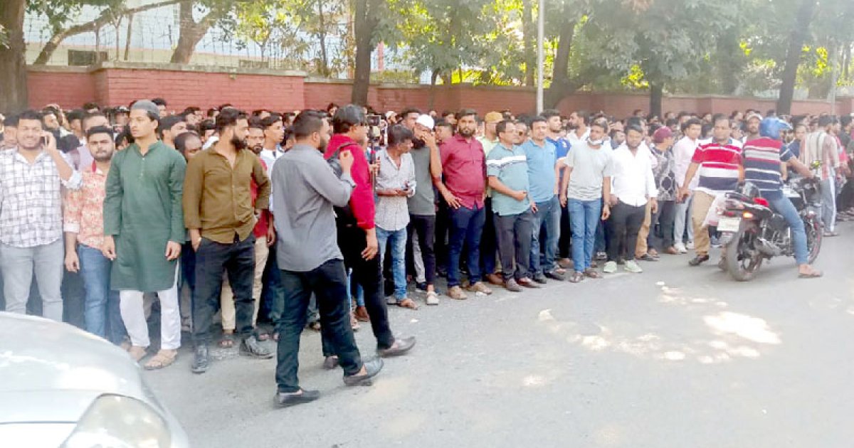 নেতা আটক, ডিবি কার্যালয়ের সামনে অবস্থান মোবাইল ফোন ব্যবসায়ী-কর্মচারীদের