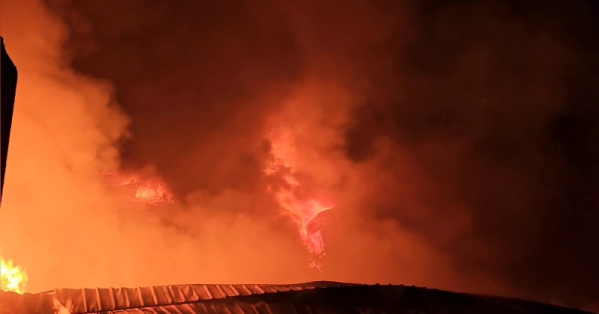 শ্রীপুরে ঝুট গুদামে আগুন