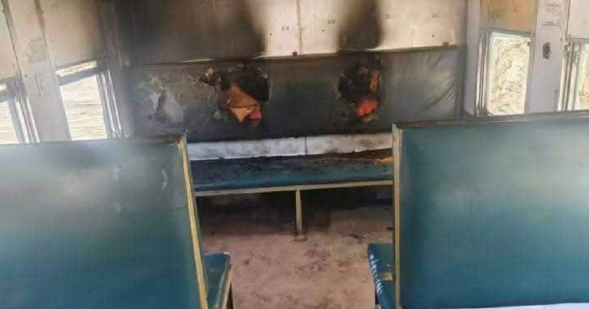 গানপাউডার দিয়ে ট্রেনের বগিতে আগুন