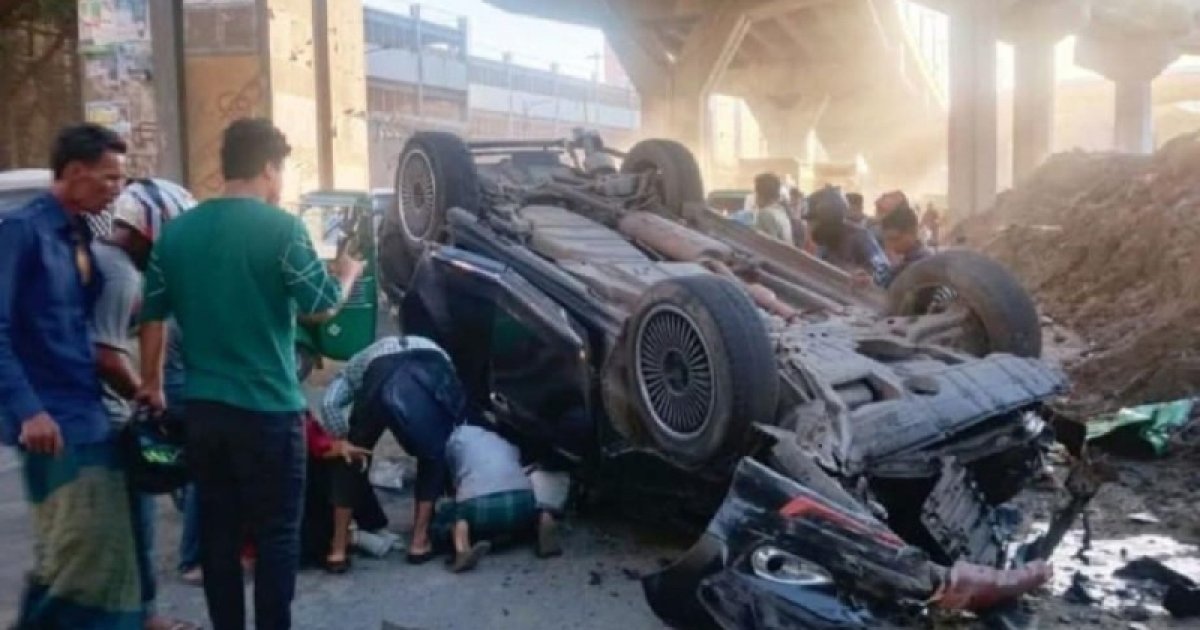 এক্সপ্রেসওয়ে থেকে ছিটকে গাড়ি পড়লো চলন্ত মোটরসাইকেলের ওপর, একজন নিহত