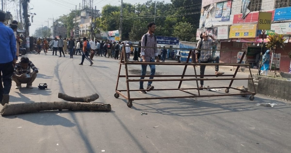 রাবি শিক্ষার্থীর ওপর হামলার প্রতিবাদে মহাসড়ক অবরোধ
