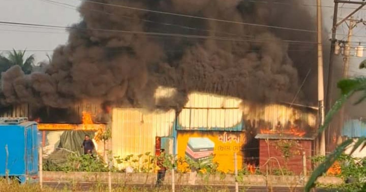 ফেনীতে ভয়াবহ আগুনে পুড়লো ফোম কারখানা