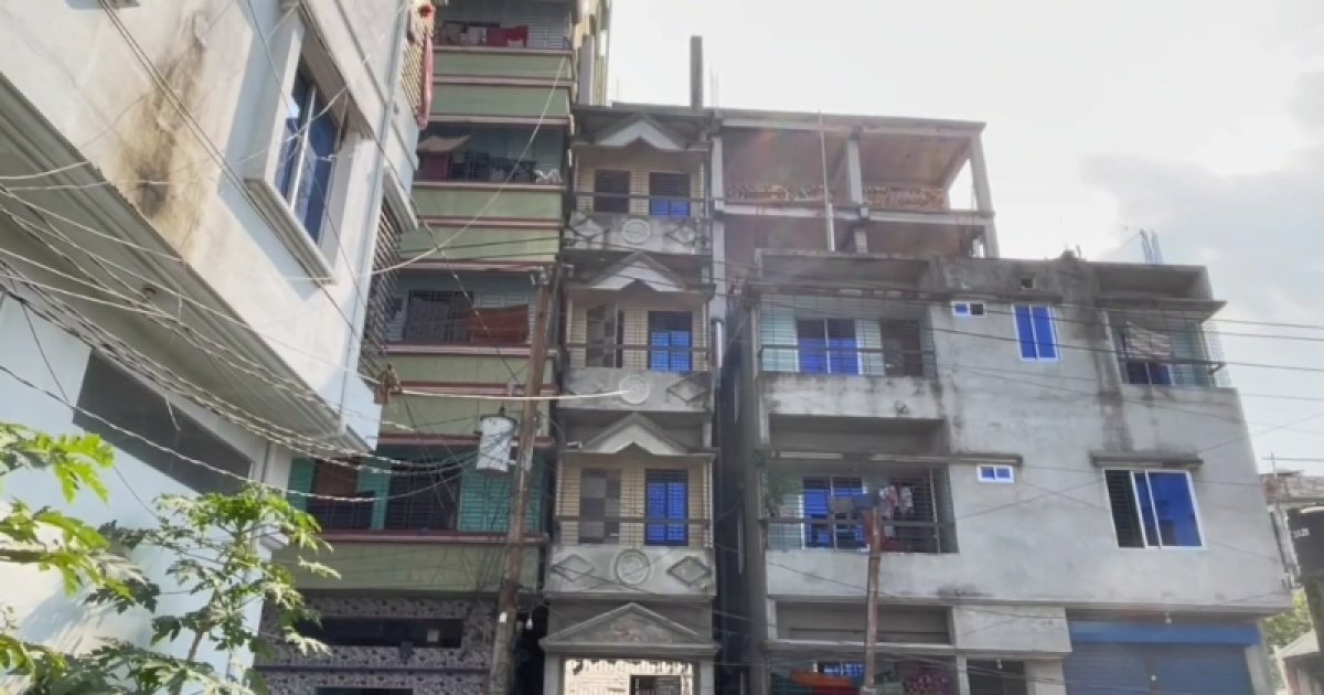 এবার আরও কাত হলো গত বছর হেলে পড়া ভবনটি
