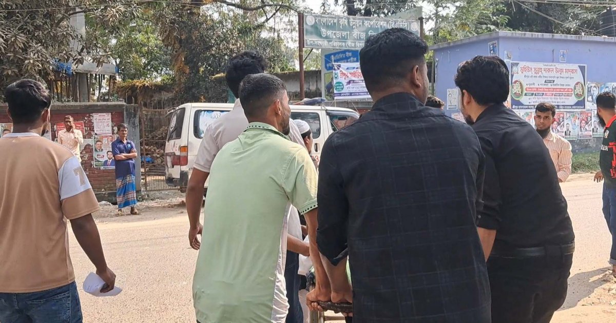 আতঙ্কে হুড়োহুড়ি করে বের হতে গিয়ে তিন শতাধিক পোশাকশ্রমিক আহত