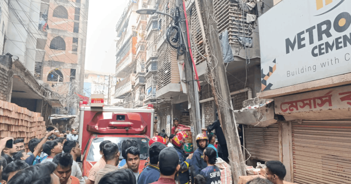 ভূমিকম্পে রাজধানীর বিভিন্ন জায়গায় ভবন হেলে পড়েছে