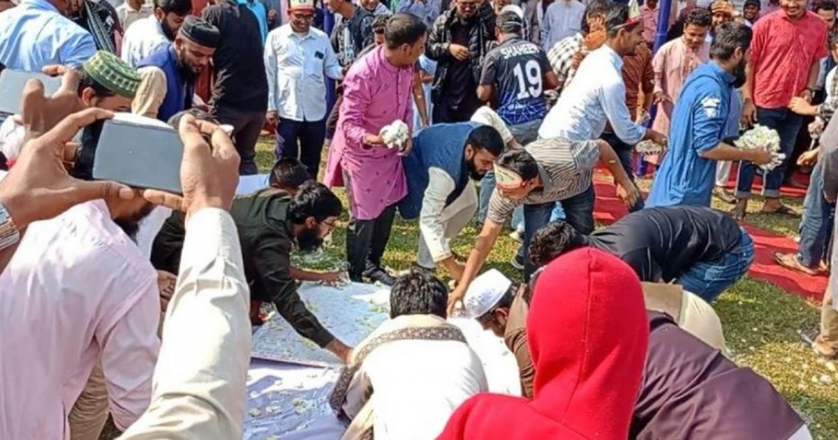 শিক্ষার্থীদের কাড়াকাড়িতে মুহূর্তেই শেষ ৪৭ পাউন্ডের কেক