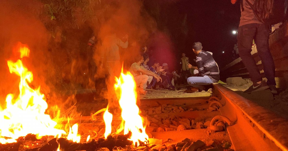 বিসিএসের লিখিত পরীক্ষা পেছানোর দাবিতে রেলপথ অবরোধ