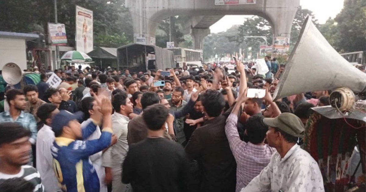 সড়কে অবস্থান নিয়ে এনসিপির সমাবেশ, প্রেসক্লাব এলাকায় তীব্র যানজট