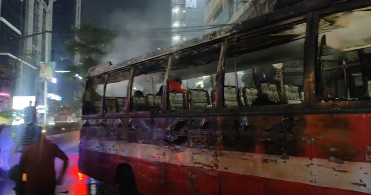 মহাখালীতে বাসে আগুন