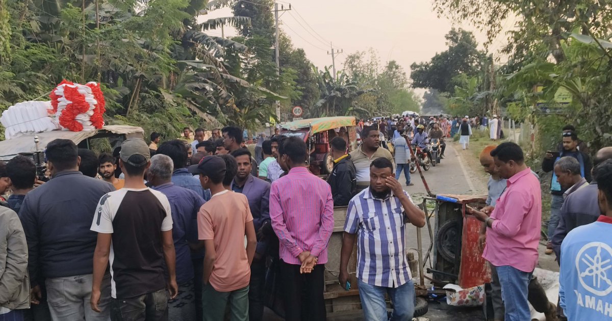 ইজিবাইকে বাসচাপায় প্রাণ হারালেন একই পরিবারের ৪ জন