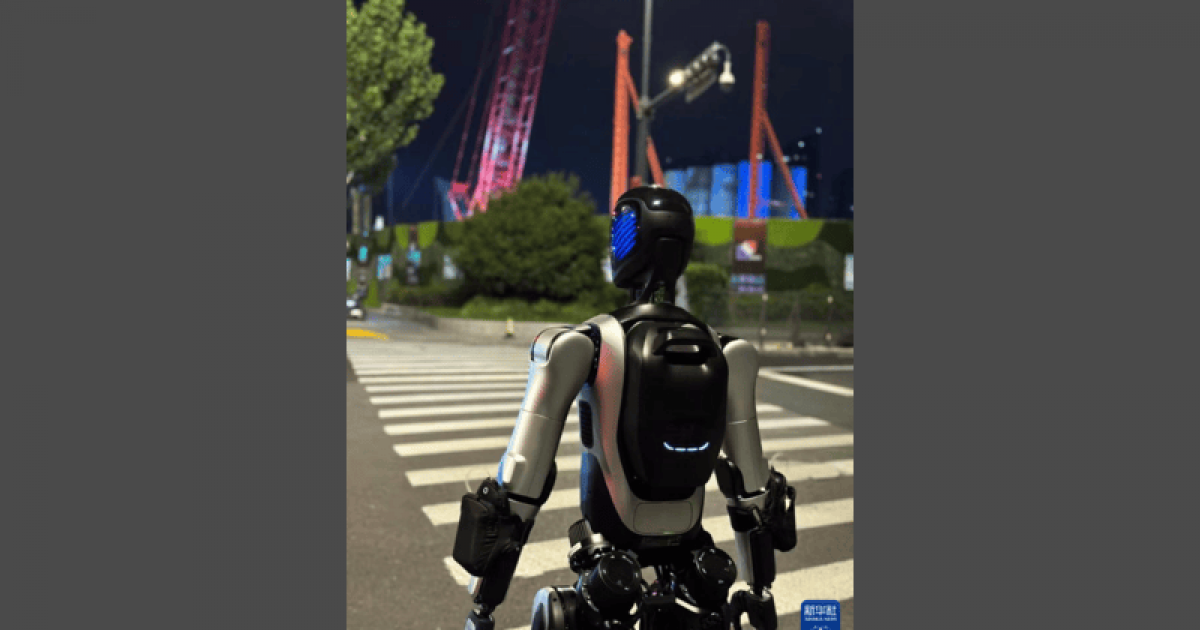 একটানা হেঁটে চীনা রোবটের বিশ্বরেকর্ড