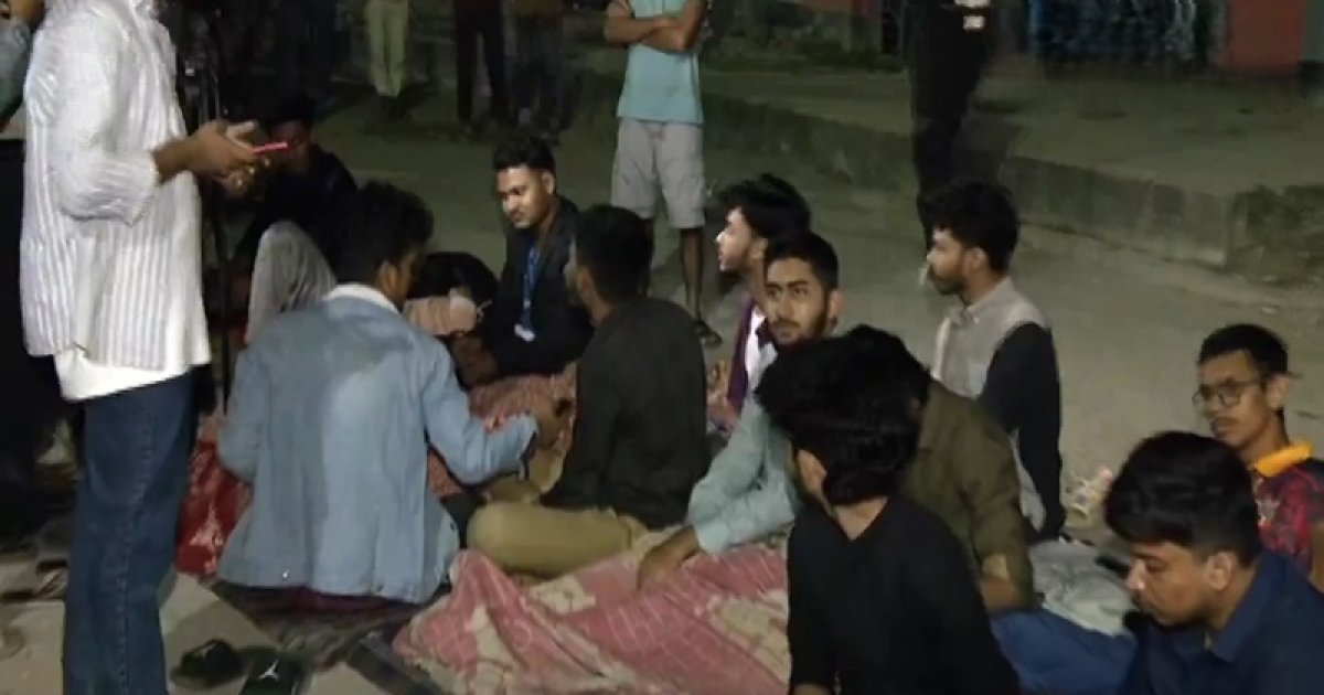 হল নির্মাণের দাবিতে তেজগাঁও‌য়ে প‌লিটেকনিক শিক্ষার্থীদের সড়ক অবরোধ