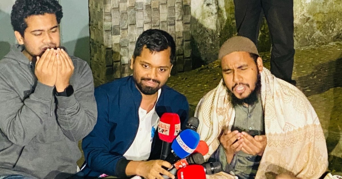 ঢাবি প্রশাসন ও ডাকসুর বিরুদ্ধে ‘দ্বিচারিতা’র অভিযোগে শিক্ষার্থীদের মোনাজাত